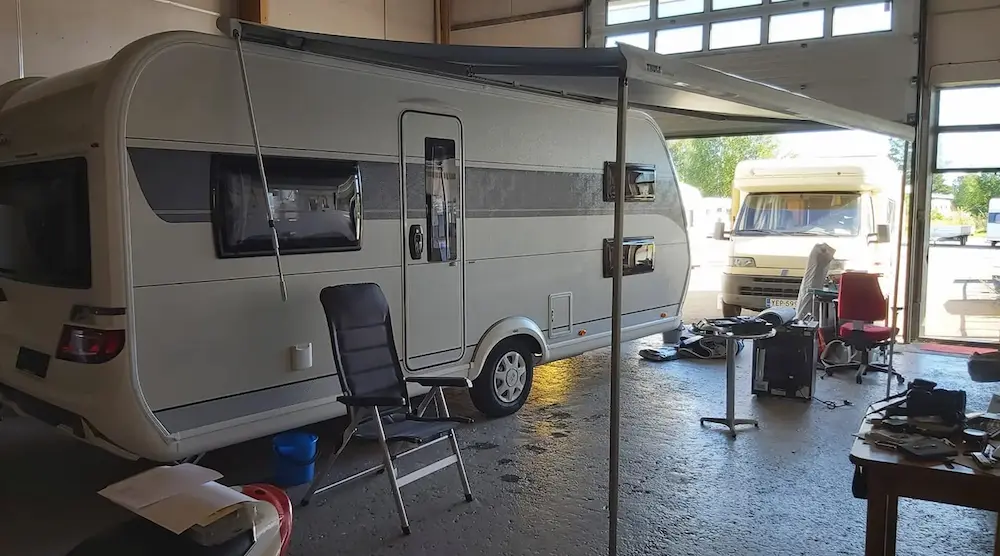 Ammattitaidolla asennettu markiisi matkailuajoneuvossa