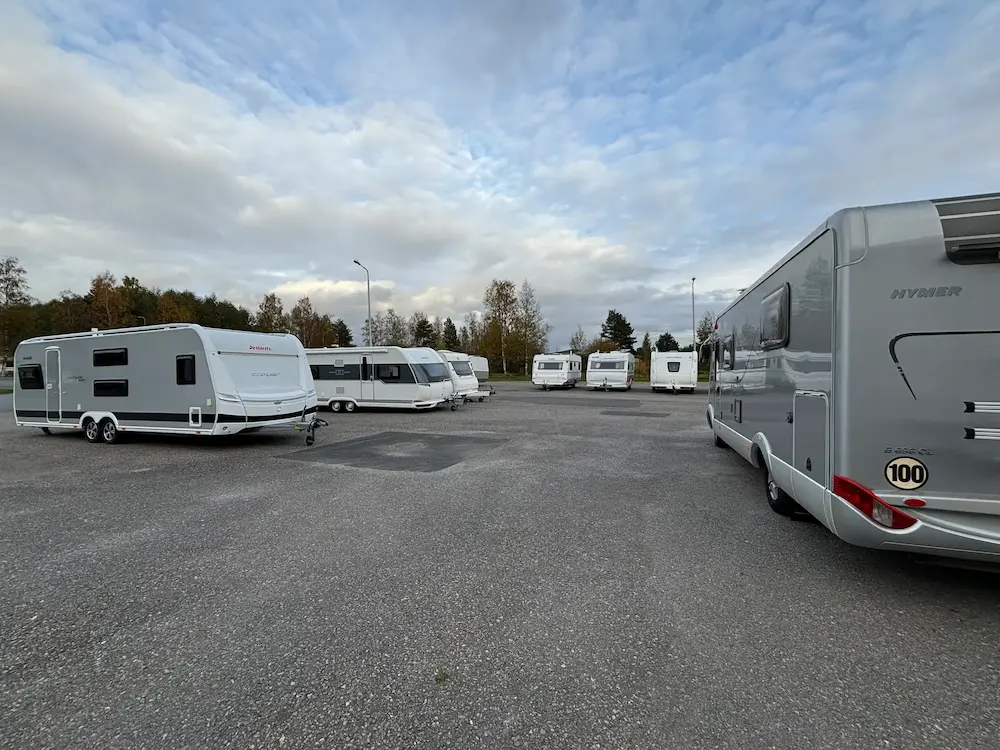 Botnia Caravanin myyntialue, jossa esillä laaja valikoima matkailuajoneuvoja