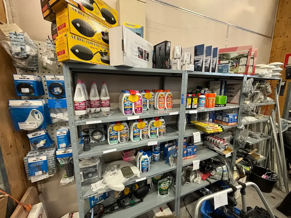 Kattava varaosamyymälä matkailuajoneuvojen tarvikkeille