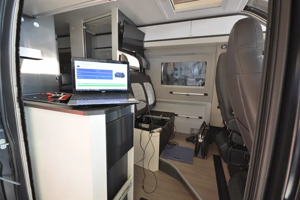 Truma Combi -lämmitysjärjestelmän tietokonepohjainen diagnostiikka käynnissä