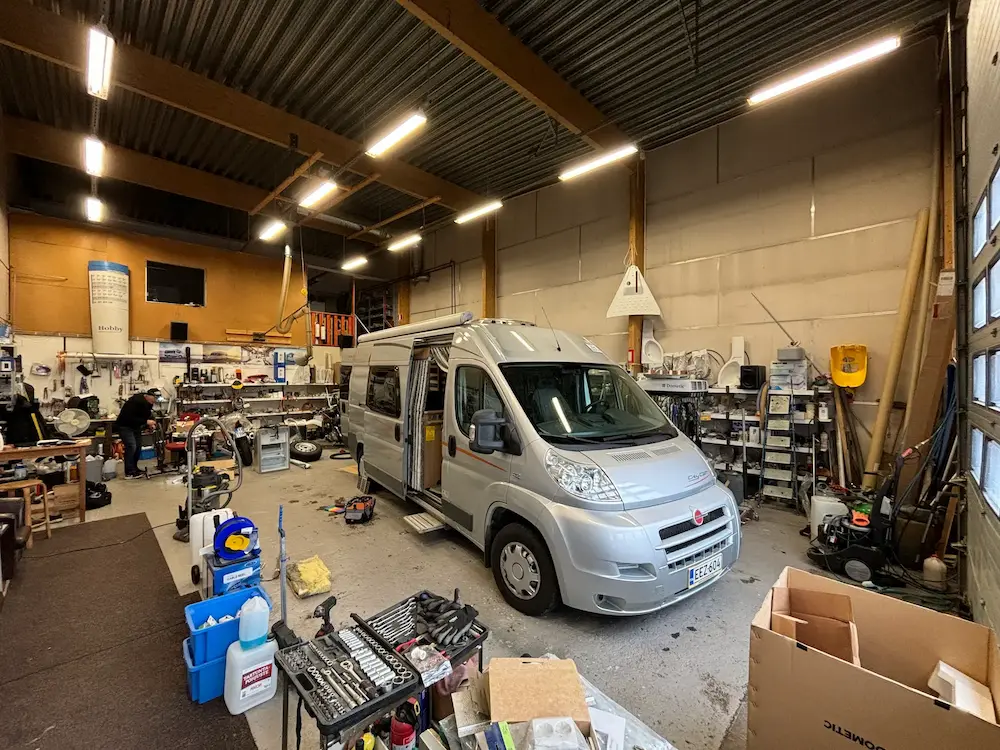 Botnia Caravanin huoltohalli, jossa retkeilyauto huollettavana