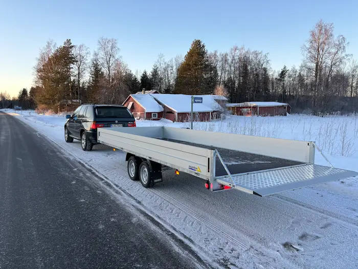 Agados-perävaunuja esittelyssä