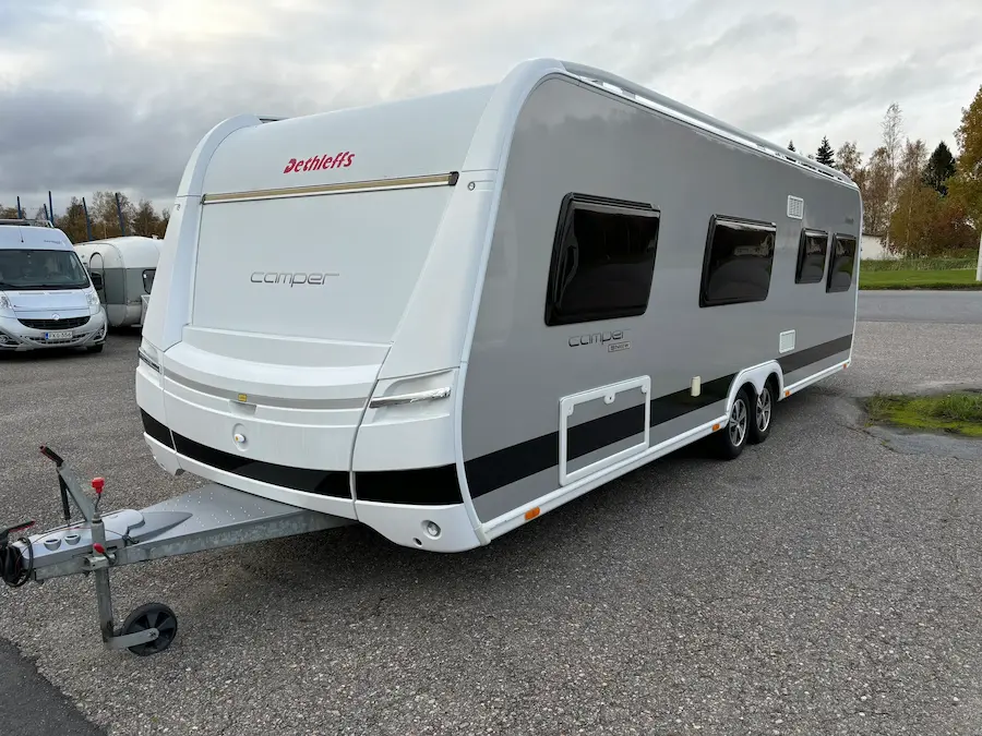 Matkailuvaunuja Botnia Caravanin pihalla