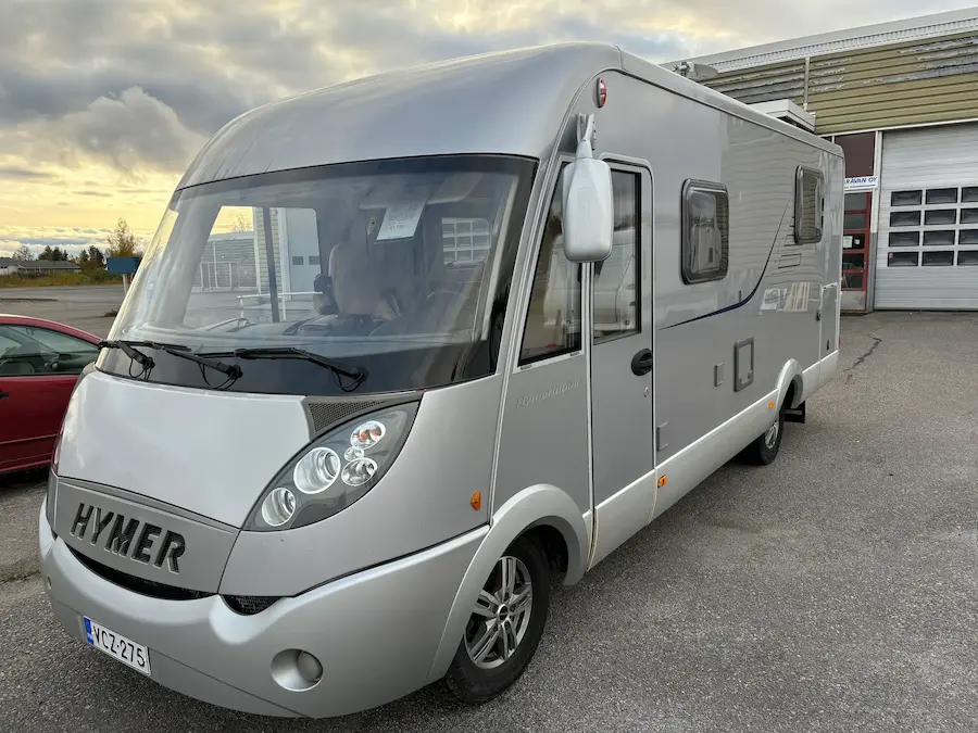 Matkailuautoja Botnia Caravanin pihalla