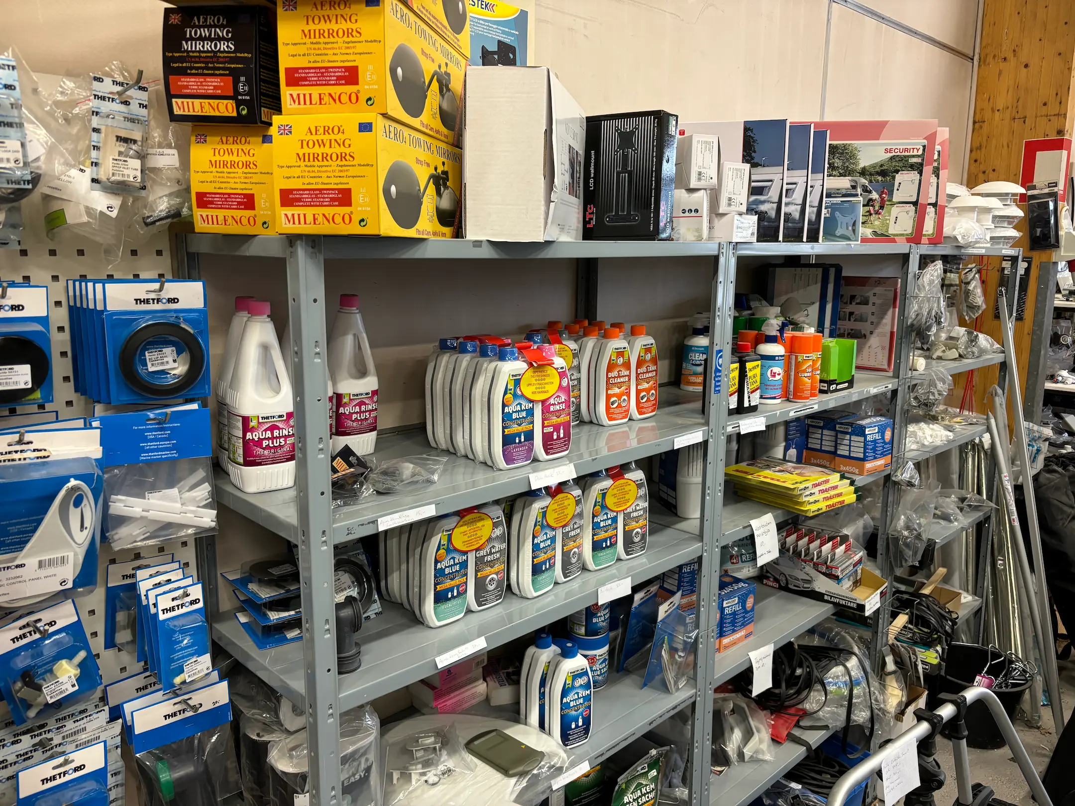Varaosamyymälän hyllyjä täynnä matkailuajoneuvojen tarvikkeita